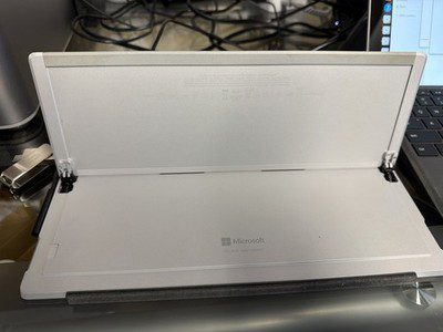 Microsoft Surface Pro 4 2-in-1 (i5, 4GB, 128GB, Type Cover) - Refurbished - Image 3